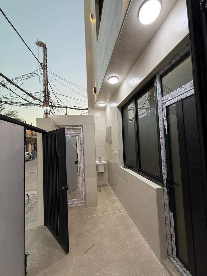 بيت في حي السلام 100مربعه و ركن 

موقع مميز جداً و تفاصيل البناء روعه

تحتوي على 4غرف نوم  

الطابق الاول يحتوي على : صاله مفتوحه على الاستقبال و مطبخ و غرفه نوم و اثنان مجمعات صحيه في الداخل والخارج

الطابق الثاني يحتوي على 3غرف نوم و صاله و مجمع صحي 

للاستفسار اكثر التواصل على الارقام الموجوده يتوفر وتساب ***********
