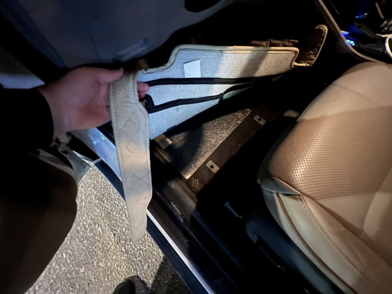 سلام عليكم توسان 2020 سياره كفاله من صبغ وتبديل وبارد عده شويه بل جاملغ الخلفي اصبعين سياره فول عدا بنرامه
بصمه تشغيل وبصمه ابواب 
تشغيل عن بعد شاحن وايرلس كشنين كهرباء جلد سياره كلش جديده ماشيه 84 kmبصمات ثنين سنويه جديده رقم جديد  تحويل وكاله حاضر مكاني نجف سعرها 204وبيها مجال 
رقم الهاتف ***********
