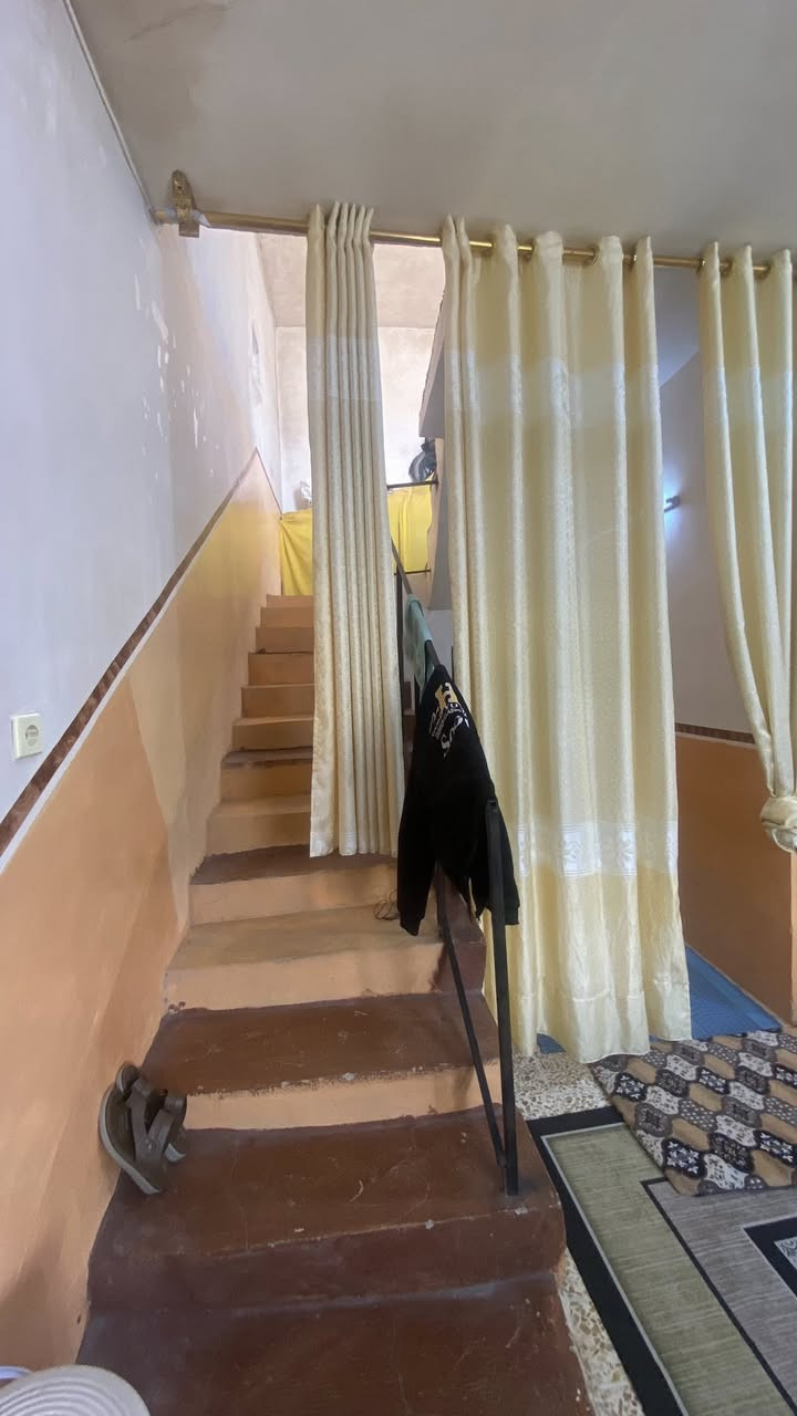 السلام عليكم اخوان بيت للبيع 
الموقع مميز الحي العسكري شارع ٣٠ التبليط هل ايام والتبليط مال شارع ١٥ قريب علي البيت يتكون من 
استقبال جبيره 
مطبخ 
موزع صحيات 
وغرفه جوه 
وغرفه فوك جبيره 
البيت بناء ع نضام 
الموصل وحوش جبير 
زراعي معامله بالبلديه 
موقع حلو وقريب ع السوك 
والمنطقه فول 
السعر المطلوب ٥١ مليون وبي مجال للطيبين 
وحياكم 

‭٠٧٨٦ ٤٠٩ ٦٤٢٤‬
رقم الهاتف
