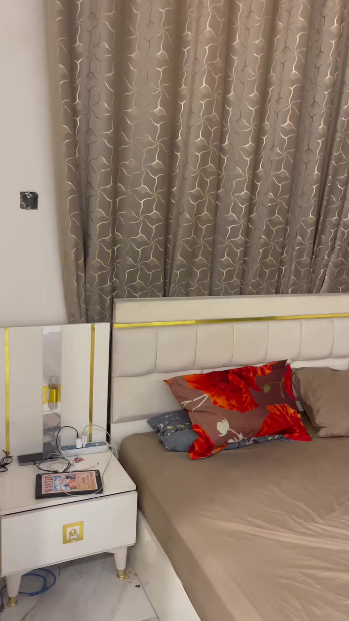 سلام عليكم غرفة نوم تركيه ٨ قطع مستخدمه السعر ٧٠٠ او بيها مجال للاستفسار ***********
