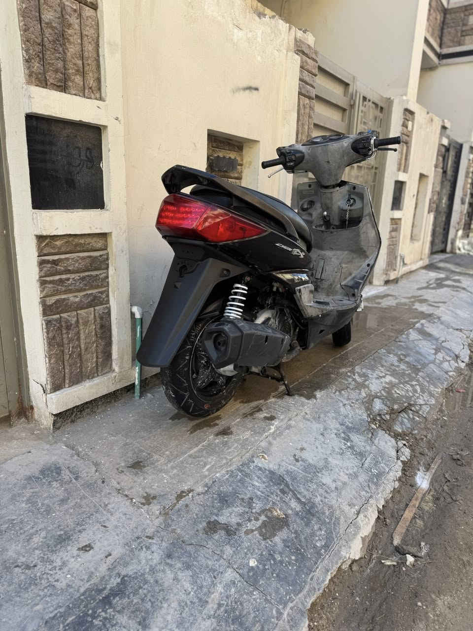 السلام عليـكم💕،
سكـنس فحـل يابانـي ، نـوزل خطيـن💕.

المكـينة خرسة💕.

هلـمرة بلاديـة ممطروقـة💕،

مكيـنة كفالـة لا صـوت ولانضـوح ولاتنقـيص💕،

ناعـمة وشلعتها تاكـل التبليـط💕،

بيهـا كلـجات رياضـي💕،

دبلات جـدد امامـي ماركة gms اصلي مشمشي💕،

بيها واقيـة مال شمـعة💕،

عدسـة زرع عَين الشيـطان اللايت نهـار💕.

بكلايـت ريد💕،

كفرات الخلفية نظاف كلش ، بس اكو ملاحظات بل امامي موضحة كدامكم بل صور بل بجم 💕،

الدراجـة يابانـي قبق نـفخ وستـاند حساسّ💕،

ظفيـرة كلـها ع بلاد مملعوب بيها💕،

الدراجـة مثل متشـوفها بل صـورة تجي تاخذهـا ع هل حطـة💕.

وشتحتاجون تـفاصيل فوك ذني اني خادم💕،

سعرها 825 الـف بيـها شي بسيـط كُلش💕.

والعنوان بغداد وهذا رقم التواصل ***********💕،

موجود واتس وفيسَ💕.
