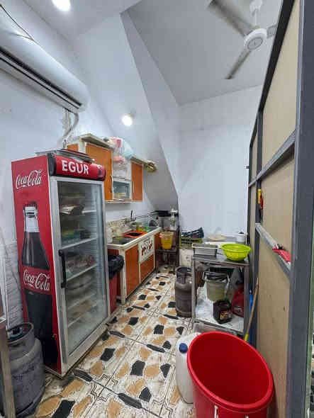 مطعم مأكولات سريعه للبيع 

بسبب عدم التفرغ (كون المالك موظف ) 

تفاصيل الماكولات 

فرن بيتزا طابقين  استخدام شهر فقط 

عجانه ٢٥ كيلو 

شوايات كص ثنائية ضخمه جدا و حديد ثقيل 

جام خانه كامله 

ثرامه كهربائيه 

گرل بركر 

قلاية فنكر (مدافع) 

ميز براد بيتزا نظيف جدا 

ميز ستيل متر ونص 

عارضه عموديه نظيفه جدا استخدام شهر فقط 

دباب غاز 

طباخات فلافل و مقليات 

ماكولات جاهزه من كلشي 

هواي بعد غراض تعال وشوف بعينك 

للاستفسار الاتصال بالرقم 

***********
