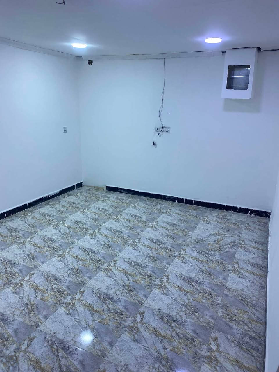 يوجد شقة للايجار غرفتين نوم وصالة ومطبخ وخدمات وبالكون نظيفة طابق ثالث  مجاور مدرسة المكارم على الشارع العام ***********
