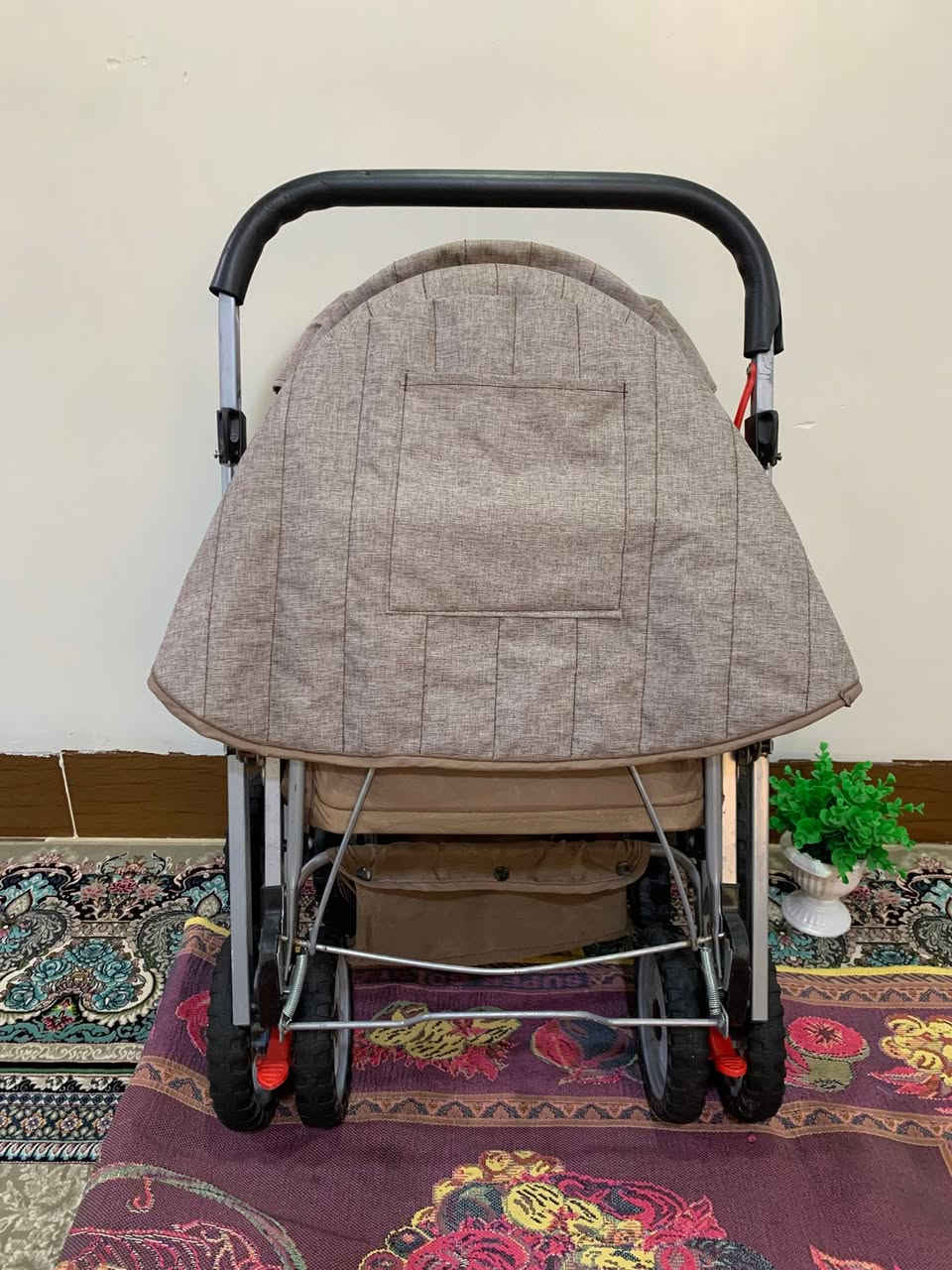 عارەبانەی مناڵان زۆر کەشخەو جوان 8 تاییە ، کورسیەکەی تەختەکرێ بۆخەوتن ، شوێن قاچەکەی بەرز دەبێتەوە ، دەسکەکەی دو ئاڕاستەیە ، قایشی بەستنەوەی هەیە ،ژێری هەیە بۆ شت هەڵگرتن ، بچوک ئەکرێتەوە بۆناوسەیارە 
سوکوسۆڵەو بەکارهێنانی زۆر ئاسان و خۆشە 
لەتەمەنی یەک ڕۆژی بۆی ئەبێ تا 5 ساڵی 
سعریشی زۆر زۆر گونجاوە  هەر کەس ویستی مەسج بکا لە خزمەتیام


**إذا كنت صاحب هذا الإعلان وتريد حذفه لأي سبب، رجاءا أرسل رسالة إلى الدعم الفني**