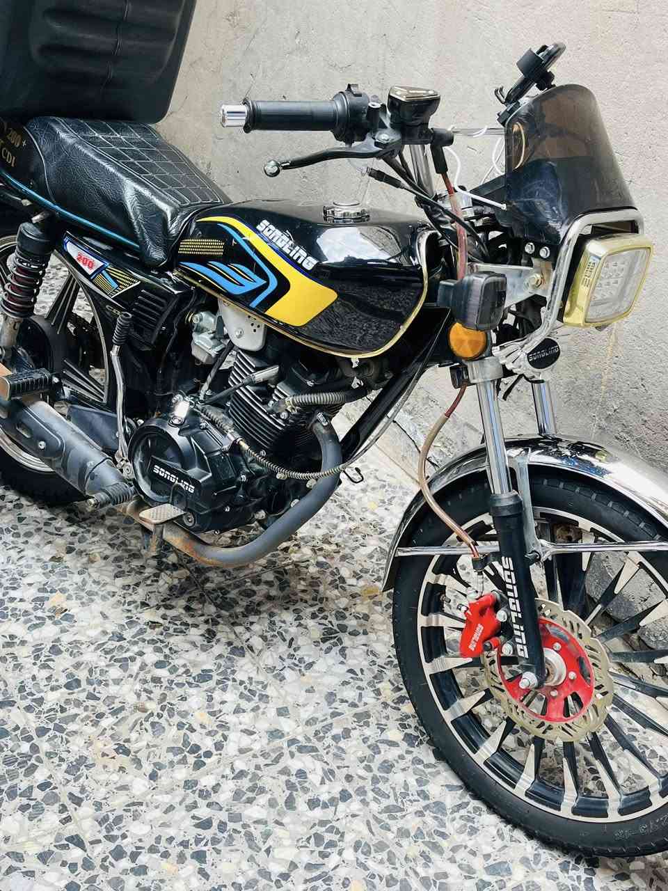 السلام عليكم 
دراجه ايراني النوع (سيفان)
5كير دراجه موديل 2026
محرك 200
الدراجه مكفوله ونضيفه كلش دراجه خير من الله 
وصار الهة كم شهر من نازله من الرمبه 
السعر والتفاصيل 
*********** واتساب
