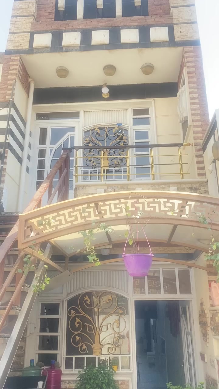 البيت البلديات محله 730 المربع الذهبي مقابل مجمع الرفاه السكني 
عرض الشارع 15 متر 
مساحة 3.5   * 30  = 105 متر 
اثاث البيت والاجهزة الكهربائيه هديه مع البيت 
للاستفسار الاتصال على الرقم 
***********
