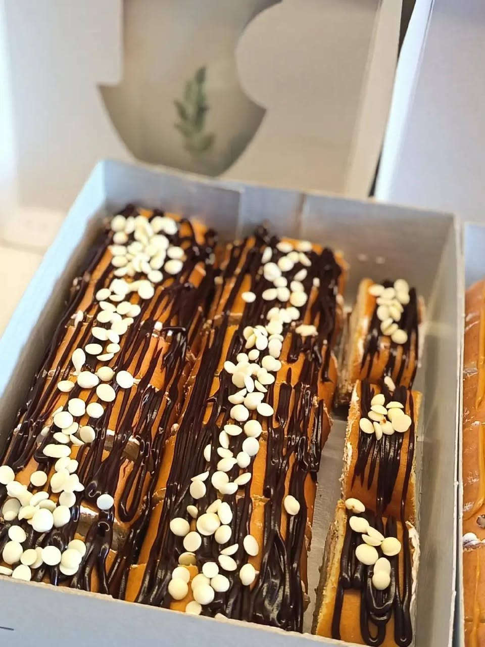 لازم تحلاية ورة الفطور 20 قطعة ب10 محشاية فراولة وكريمة والوجه كريمة وصوص شغل وهشاشة وطعم فووول يوجد لدينا خدمة توصيل وتكدر تستلم الطلب بنفسك للحجز والاستفسار مراسلة الصفحة أو ع الرقم واتساب 

***********
