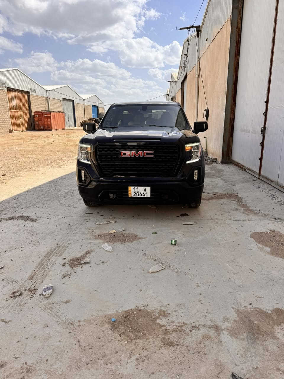 السلام عليكم 
جمسي سيرا 2021 رقم بغداد بسمي 
مواصفات عادية محرك ٨سلندر٥٣٠٠ باب قصير بدي طويل
حادثه باب وجاملغ عكس السايق وهنا صار بيها شخط على طول البدي وانصبغ وصوره قبل الصبغ والعمل موجود 
السعر ٢٧٥ورقة 
بغداد شارع فلسطين 
***********
