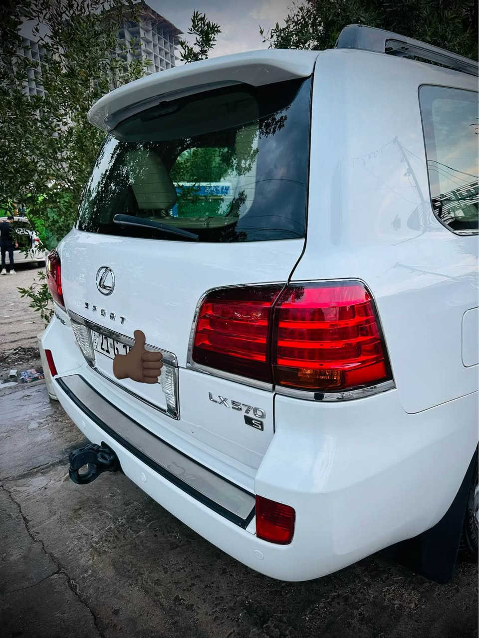 🚗 للبيع: لكزس (Lexus) قمة النظافة 🚗
 موديل 2008 - سفينة الصحراء 
سيارة بحالة الوكالة (جديدة جداً) ولعشاق التميز، استخدام شخصي راقٍ جداً.
المواصفات والتفاصيل:
• الموديل: 2008 (بريم - باب أول).
• الرقم: شمالي (تحويل ملكية مباشر).
• الحالة الميكانيكية: المحرك، الكير، الأكسن، والكهربائيات بحالة الشركة 100%.
• الصيانة: صيانة كاملة وجديدة في شركة ساز (أربيل).
• الإطارات: طقم تاير جديد بالكامل.
المميزات الإضافية:
• الداخلية: غرفة السيارة بحالة الشركة، (كعيات) الشركة الأصلية لم تفرش بعد.
• الملحقات: كتلوكات الشركة الأصلية لا تزال موجودة.
• الأداء: السيارة في القيادة (التراي) أنعم وأجمل من موديل 2025 بشهادة كل من جربها.
• الضمان: كفالة عامة وشاملة من كل شيء (مصدة لمصدة).
ملاحظة: السيارة لا تحتاج لصرف دينار واحد، جاهزة للاستخدام الفوري ومناسبة جداً لمن يبحث عن الراحة والمتانة.
السعر ٣٠ الف دولار ،،،، يعني ٣ شدات وبيه مجال 
📍 المكان: [ بغداد السيدية ]
📞 للتواصل والاستفسار       *********** أربيل, العراق
