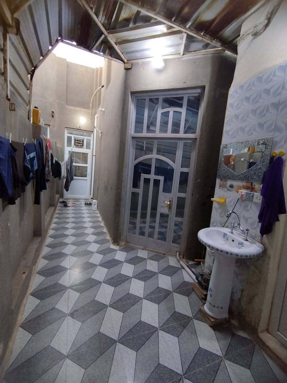 السلام عليكم
بيع مستعجل 🔥🔥🔥
بيت لبيع حي الصدر الثاني 

المساحة 100م. 5×20

طابو صرف...  

غرفتين مطبخ صاله استقبال صحيات داخليه وخارجيه 

غرفه فوك وصاله وسطح وبيه محل البيت جاهز  مدرسه بل باب سبيس متهل لتبليط الشوارع قريب على شارع العام 

البيت متعوب عليه مابيه اي نقص 

واتساب ***********
