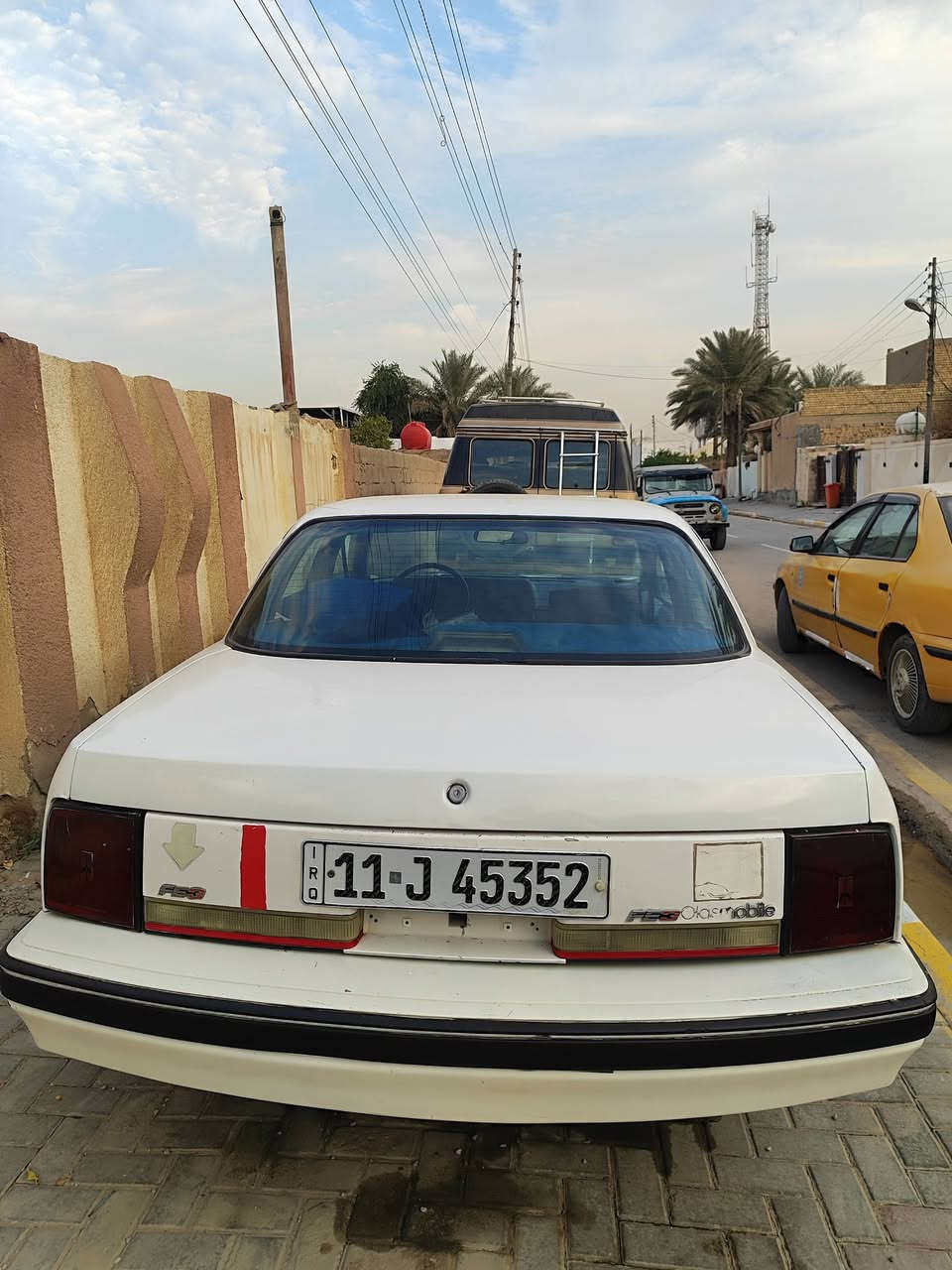 السلام عليكم اولدز موديل 90 رقم بغداد بسمي هزه جديده سنويه ل31 السياره صبغ فقط جنطه تخم تاير كهربائيات كله شغاله صدرها جديد بس الدبلات تعبن شويه مكينه بيه لاستيك ولف دخن شويه وتكطع الكير مكفول مقطع فيديو موجود بيه تصوير الداخل السعر 35  مكاني صويره ***********
