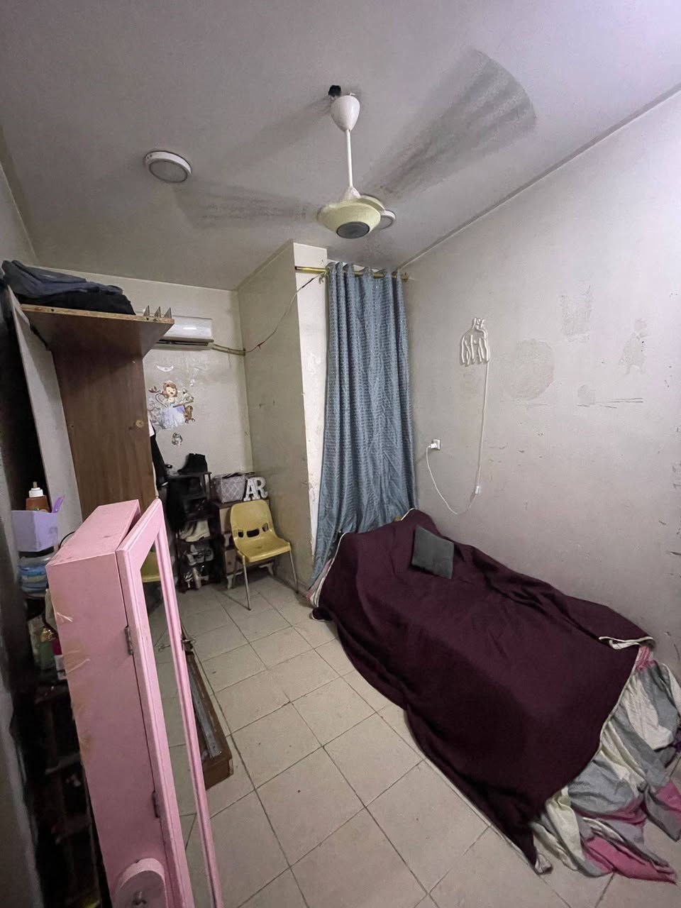 السلام عليكم

بيت للبيع مساحه 50متر كامل من كلشي بس الواجهيه 

بين الصحه والستين يريد الاستفسار***********  واتس اب
