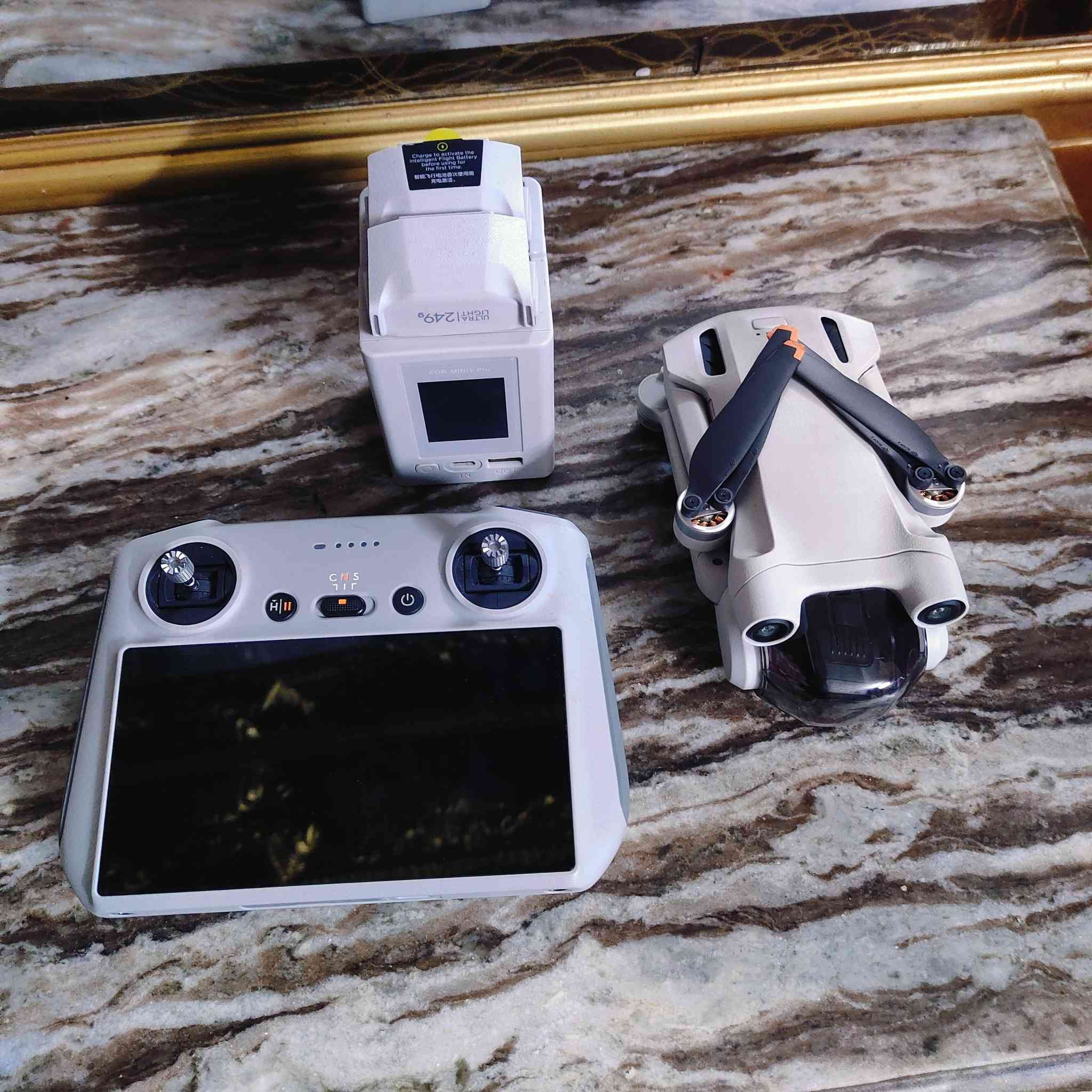 متوفر جميع انواع درونات DJI
متوفر بطاريات وجنط وشواحن وريش 
وقطع غيار جميع درونات dji 
بطاريات وشاحن نيو / افاتا 2و1 / اير 3 اير 3 اس / اير 2 واير 2اس / مافك 3 
نظارات n3 / درع ودرع كمبل افاتا 2
***********
