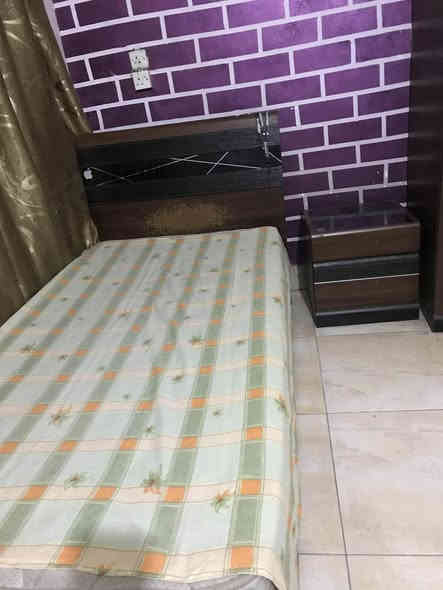 غرفه شبابيه نضيفه مابيها اي ضرر تكمه باب اول خشب توكي ثقيل فقط يدات مابيها للبيع سعر ٣٢٥ وبي محال للشراي مكان حي الجهاد
