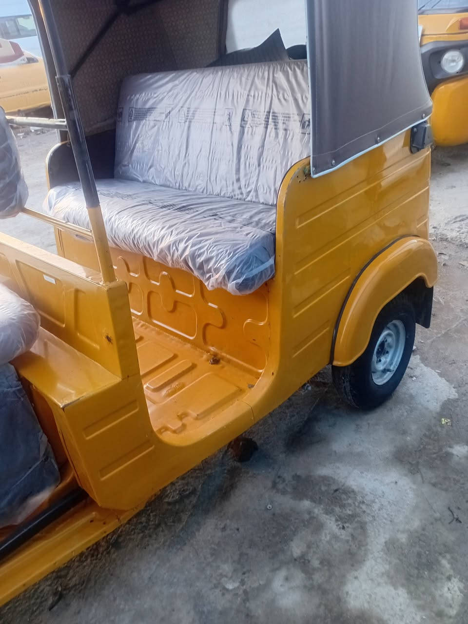 سلام عليكم ورحمة الله وبركاته
تكتك موديل ١٩ شهر  ١٢ دخول ٢٠
رقم وسنويه تحويل ثاني يوم 
رقم الإنكليزي 
كير مكينة لاتنقيص ولاتبخير 
كشر نضيف وبلادي وكفاله لاضربه ولاصبغ 
تخم تاير جديد دوشمه كامله مكمله كبل لشارع
شرط اتراي ٣٢ نضيفه حيل
 مكاني بغداد الغزاليه 
***********
