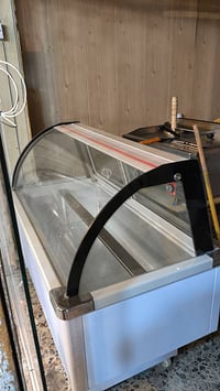 عارضة مقبلات جديده مشتغله يومين فقط ماخذه ب600 وريد ابيعه ب500 0770458...