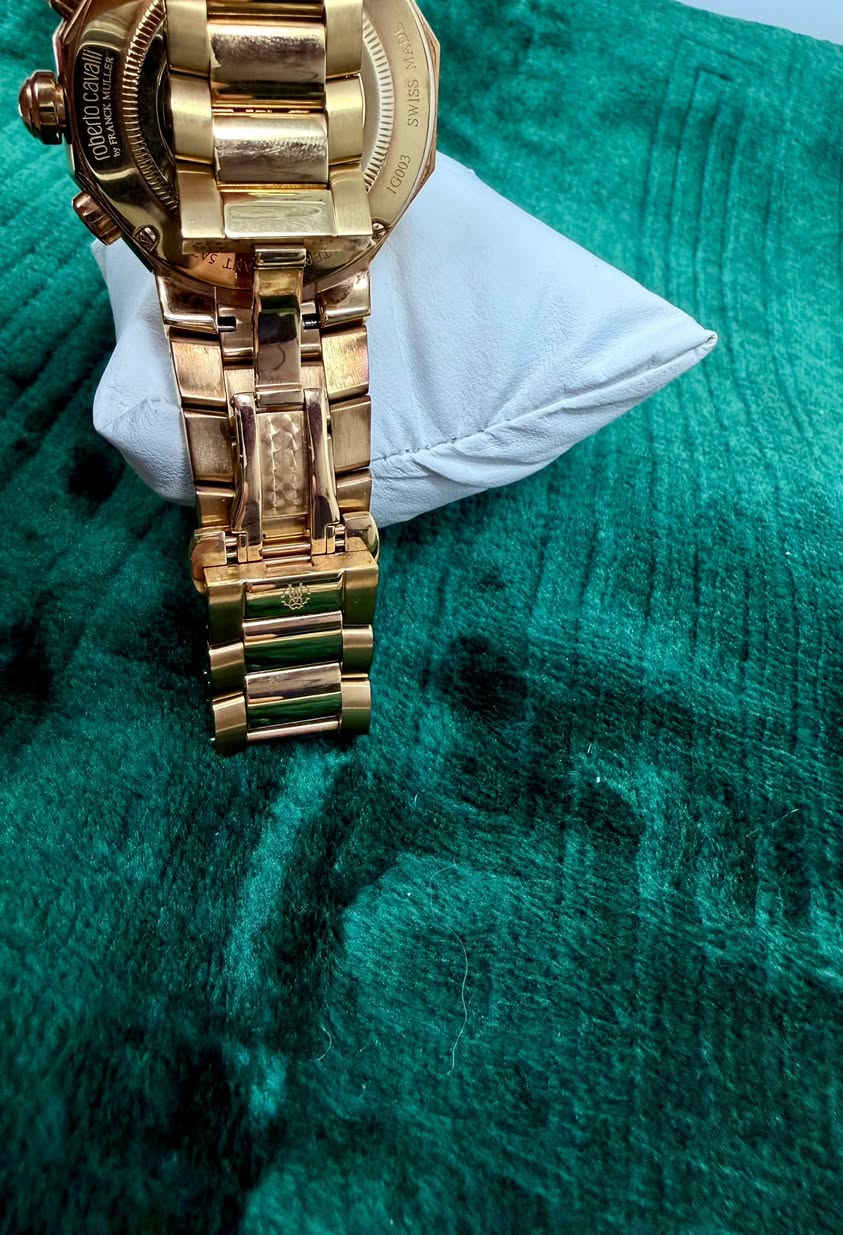 ⌚ للبيع: ساعة Roberto Cavalli by Franck Muller (إصدار النخبة)
ملخص العرض: ساعة تجمع بين فخامة التصميم الإيطالي ودقة الصناعة السويسرية، بحالة ممتازة وتفاصيل تخبل، مثالية للهواة والباحثين عن التميز.
تفاصيل الساعة:
• الماركة: روبرتو كافالي (Roberto Cavalli) بتوقيع المصمم العالمي فرانك مولر (Franck Muller).
• الصناعة: سويسرية أصلية (Swiss Made).
• القطر: 42 ملم (حجم مثالي يبرز هيبة المعصم).
• الجامة (الكريستال): زجاج زفير (Sapphire Crystal) مقاوم للخدش بشكل فائق.
• المينا: تصميم هندسي مميز بنقشة شعار الماركة، مع عدادات كرونوغراف وتاريخ.
• اللون: ذهبي ملكي متين يعكس الإضاءة بشكل رائع.
• المقاومة: مقاومة للماء حتى عمق 50 متر (5ATM).
ليش تقتني هاي الساعة؟
• تصميم الـ Octagon (الثماني الأضلاع) يعطيها طابع عصري وقوي يشبه الساعات العالمية الفاخرة.
• شراكة فرانك مولر تضمن لك ماكينة سويسرية دقيقة وعالية الجودة.
• الساعة تعتبر قطعة فنية واستثمار حقيقي لعشاق الساعات.
💰 السعر: 550$ (قابل للتفاوض البسيط للجادين).
📍 المكان: الحلة / بابل (أو حسب رغبتك في تحديد طريقة التسليم).
للإستفسار أو الشراء، يرجى التواصل على الخاص.
حي الله من زارنا وتكحل عينه بهاي التحفة!


**إذا كنت صاحب هذا الإعلان وتريد حذفه لأي سبب، رجاءا أرسل رسالة إلى الدعم الفني**