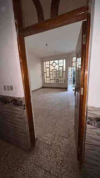 الدار للبيع الكوت حي الجامعه قرب مجمع الرواد السكني 
سنة البناء 18 // 250 متر مربع طابق واحد طابو صرف غرفتين نوم وصاله ومطبخ كبير + حديقه و كراج سياره 
صحيات عدد 3  يباع نقد أو مبادرة المصرف العقاري 
للاستفسار الاتصال على الرقم ***********
واتساب أو ماسنجر
