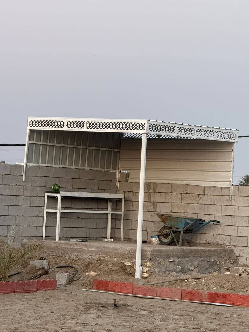 حدادة متنقله لعمل البيبان والشبابيك وعمل السقائف السندويج وسقائف الجينكو وصيانة البيبان القديمه وصبغ جميع انواع الحديد 
***********
الو عباس الحداد
