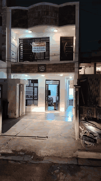 السلام عليكم يوجد بيت للبيع الغزاليه الكفاءات قرب الجمعيه واجهه خمسه نزال 30 وصاحب العقار باسمه وموجود وتفتح بيان الا تسلم فلوس سعر مناسب والتفاصيل موجود بالفيديو  *********** هذا رقمي الاستفسار على هذا الرقم يوجد به واتساب  البيت 150 متر
