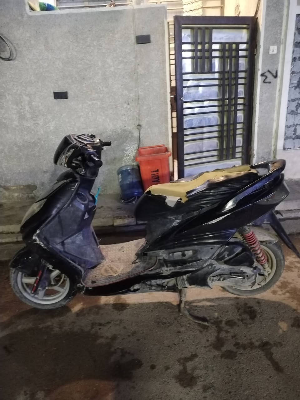 دراجة سكنس فحل للبيع
شغالة مابيهة أي شي 
مكاني الشعب حي البساتين
ب 350 وبيهة مجال 
***********
