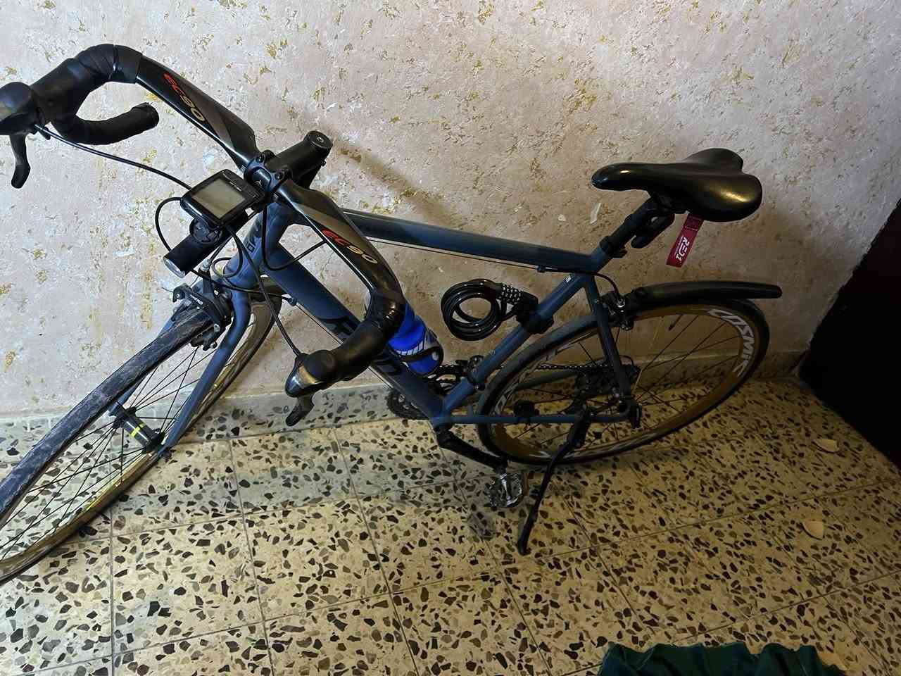 السلام عليكم للبيع فقط 
بايك رود اكسبريس 8 نمر حجم 29L
وكاله نضافه90%  خفيف المنيوم
عليه ستيرن كاربون 
وعليه وياله المنيوم   
وعليه عداد كليو متر وسرعه 
وعليه جوابه ضد البناجر
ب300


**إذا كنت صاحب هذا الإعلان وتريد حذفه لأي سبب، رجاءا أرسل رسالة إلى الدعم الفني**