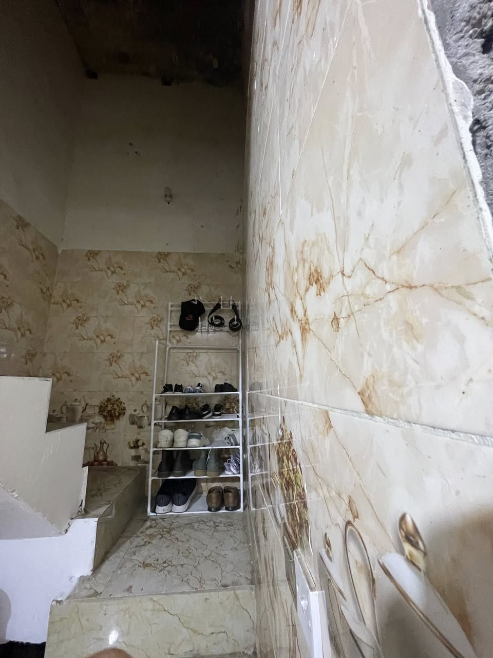 سلام عليكم بيت للبيع مساحه 50 متر شارع ٦ متر بيت غرفتين طابق ثاني كاملات بس كاشي مابيهن عنوان عل قريب عله ابو زكريه سعر ١١٠ رقم ***********.
