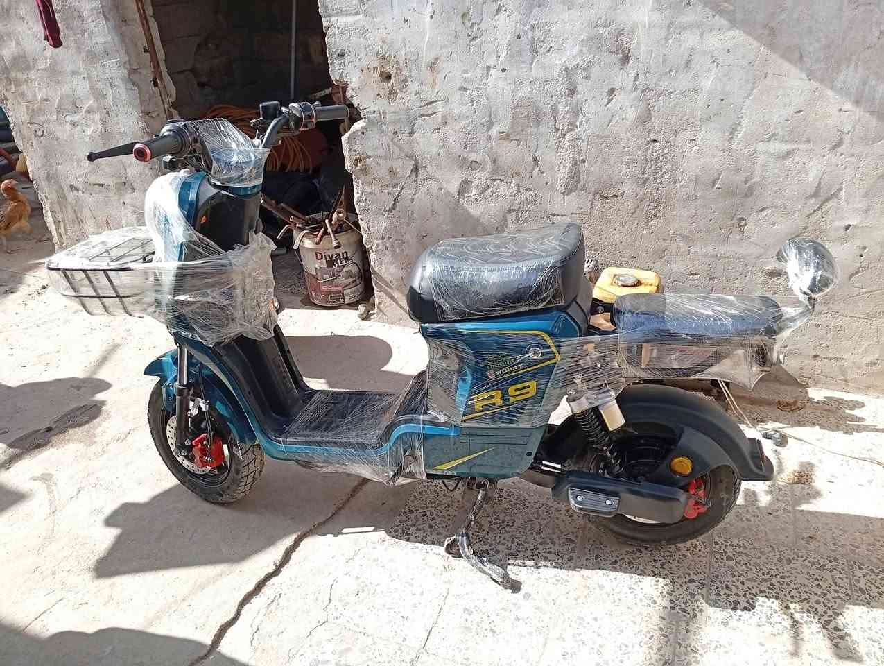 السلام عليكم للبيع دراجه شحن ار 9 دراجه جديده موديل 25 شهر 11 بطارياتها بلاد بطاريات امام منفوخات جدا شاحنتها بلاديه اريدها ب 400 قفل مكان البصره ***********
