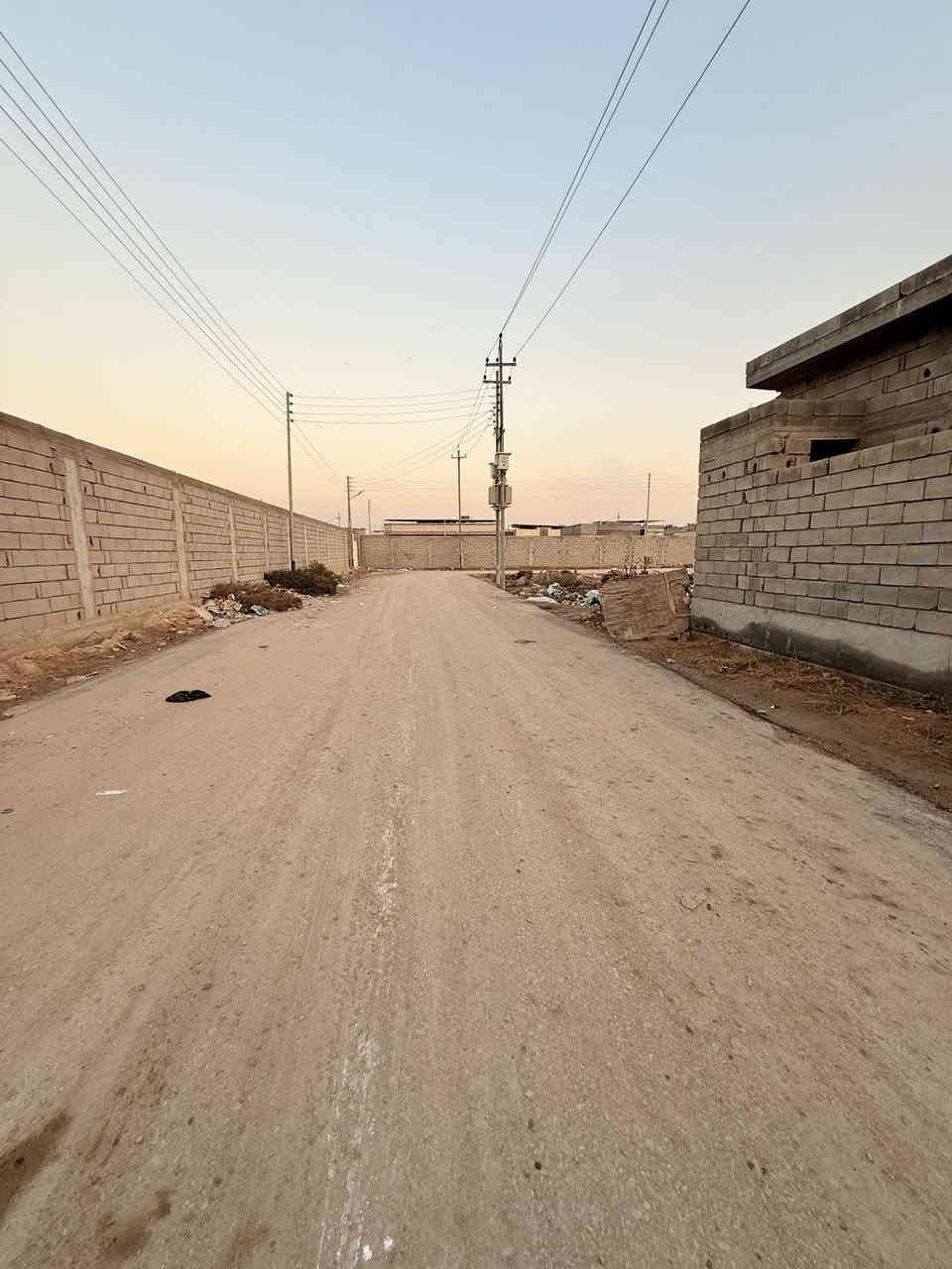 دار سكن للبيع  👇🏻

#معه قطعه ارض 250 متر.  بصف البيت 
و مساحه البيت 200 متر 
المساحه الكليه 450 متر 

على شارع تبليط 10 متر كافه الخدمات متوفره 

#البيت بي نواقص ابو البيت 
محتاج بيع مستعجل 

#يحتوي البيت على غرفتين نوم 
#و ديوان 
#و صالتين 
#و مطبخ حار و بارد 
#و مناور و صحيات داخلي و خارجي و كراج سياره 

#طابو صرف زراعي بسم عراقي راعي لارض موجود تتكاتب ويا مباشرتاً 

#العنوان ابي الخصيب السبيليات الشرقيه يبعد عن طريق الداخلي السايدين مال العشار مسافه 300 متر موقع يخبل للعلم شغل البيت درجه أوله 

سعر البيت ول قطعه 170 مليون و بي مجال 
للاستفسار ولتواصل *********** صادق
