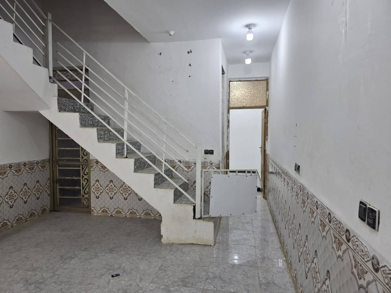 بيت للبيع المساحة ١٠٠م طابو زراعي سند ٢٥ مرقم من البلدية كوت حي الحكيم شارع افران الهادي قرب الكورنيش التفاصيل البناء طابوق يحتوي على صالة ومطبخ واستقبال وصحيات داخلية وخارجية السعر ٣٨ وقابل للتفاوض للاستفسار مراجعة دلالية احمد السعيدي قرب حسينية بيت خليفه للاتصال *********** أو ***********
