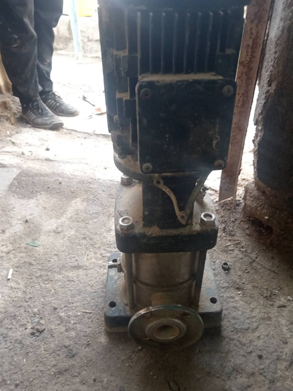 كمبريسر هوا مع ماطورات عموديه للغسل السيارات ثري فيز واحد صيني الثاني دنماركي شغلات وكمبريسر هواء حجم ٦٠٠ التاروسه كاضه ماطور الكمبيسر شغال الحجم ماله سبعه ونص حصان السعر ٥٠٠الف الكمبيسر شغال الماطورات ٢٥٠ الواحد تلفون ***********
