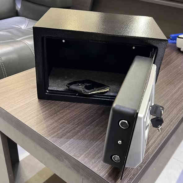 قاصة الكترونية رقمية
المواصفات: 
- توفر مفتاحين يدويين كنسخة احتياطية في حال فقدان الرمز.
- مصمم لحماية الأشياء الثمينة مثل المجوهرات والمستندات والنقود. 
- يمكن تغيير الرمز السري في أي وقت.
- اختيار مناسب للاستخدام المنزلي أو التجاري مع تصنيع دقيق ومعايير موثوقة.
- إمكانية التثبيت على الجدار باستخدام مسامير التثبيت المرفقة.
- الوزن الإجمالي: 4.5 كيلوغرام 
- قياس القاصة: 22 × 33 × 22 سم
- ملحقات المنتج: مفاتيح عدد 2 ، بطاريات عدد 4 ، چوي تثبيت عدد 2 .

متوفر توصيل لكافة محافظات العراق 🚚 
للحجز والاستفسار مراسلة الصفحة 📩 
أو المراسلة على الواتساب على الرقم ***********
