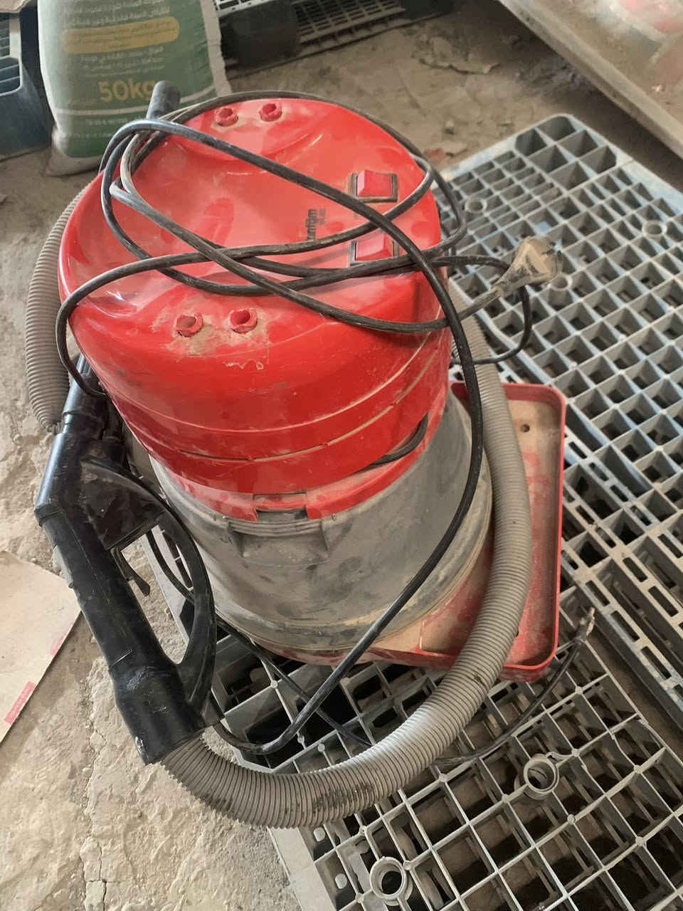 سلام عليكم مكنسة كهربائية تشتغل وطني مولد  نضيفة السعر ٣٨ الف العنوان حي ميسان ***********
