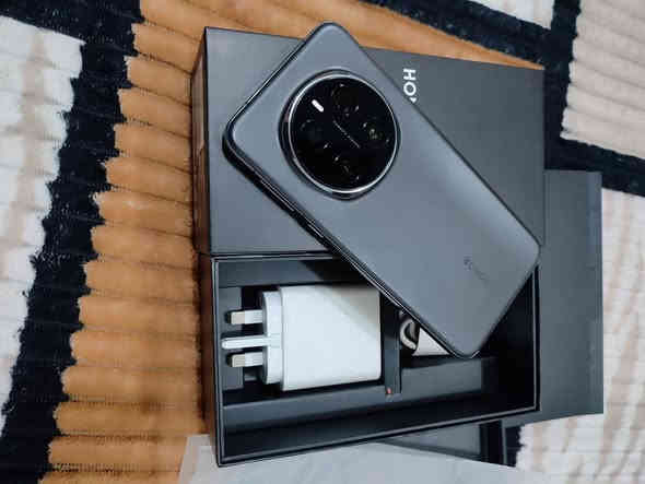 هونر ماجك 7pro
استعمال شهرين فقطط 
ذاكره 512 جدا نظيف كامل ملحقاته كلهن 
للبيع السعر 950 مكاني بغداد غزالية 
واتساب بي رقم ***********
