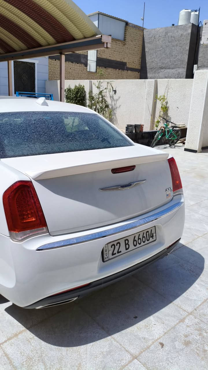 سلام عليكم اوباما C300 كفاله عامه  
مواصفات

شاشة 8.4 إنج Uconnect
Apple CarPlay + Android Auto
مقاعد جلد
تبريد + تدفئة مقاعد (حسب الفئة)
تدفئة سكان
تشغيل بصمة + ريموت ستارت
كاميرا خلفية + حساسات
فتحة سقف بانوراما
مثبت سرعة
حساسات أمامية وخلفية
نظام مانع انزلاق + ABS
كراسي كهربائية مع حفظ وضعيات
نظام مراقبة ضغط الإطارات
منافذ USB خلفية وأمامية
فتحات تكييف خلفية
نظام تنبيه فتح الأبواب
نظام تشغيل المحرك عن بعد من مسافة
عداد رقمي جزئي مع شاشة معلومات
تنبيه نسيان المفتاح داخل السيارة
فتحات تبريد خاصة للمنطقة الخلفية
نظام صوت محيطي متعدد السماعات
إضاءة ترحيب عند فتح السيارة

وبعد مواصفات 
السعر : 270
الرقم ***********
