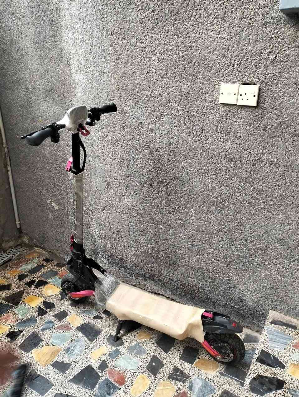 سكوتر للبيع 🛑🛴🛑🛴
سكوتر
KUGOOKIRIN G2PRO  الروسي  للبيع نضيف جدا
سكوتر بطاريته ليثيوم المحرك يصل  "Brushless" بقوة 600 واط السرعة القصوى: تصل إلى 55كم/ساعة، حقيقي إمكانية التنقل بين 3 أوضاع للسرعة (15، 30، 55 كم/ساعة
البطارية: بسعة 48V 15Ah، وتمنحك مدى قيادة يصل إلى 55 - 58 كم في الشحنة الواحدة (حسب الوزن وظروف الطريق).الإضاءة: نظام إضاءة متكامل يشمل 6 مصابيح (أمامية، جانبية، وخلفية مع إشارات انعطاف) لضمان الرؤية الليلية.
الشاشة: شاشة LED ذكية تعرض السرعة، مستوى البطارية، والمسافة المقطوعة بوضوح حتى تحت أشعة الشمس
ويجي وياها مقعد اذا تريد اشده (حسب ختيارك) سكوتر قوي قوي بمعنى الكلمه ينافس السوك
السعر على الخاص
واتس اب
(***********)∆•••••∆
