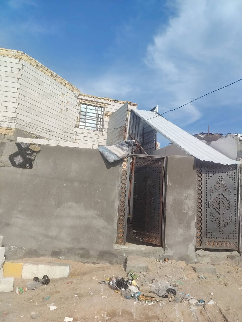 بيت وشقه ١٤٠متر
سديناويه مقابل طابو البيت يحتوي علئ دوانيه وصاله ومطبخ وصحيات وساحه

والفوك نفس البنا بسعر مناسب75 علمأ البيت ركن ع3شوارع كافة الخدمات الشقه بعدهه ممسكونه جديده

***********
