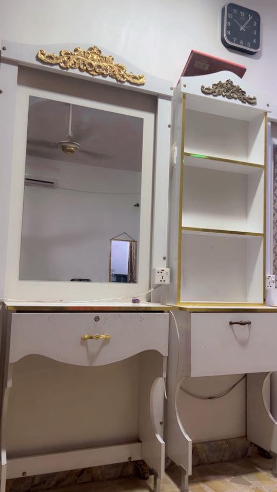 أغراض صالون للبيع. بسعر مناسب  للاستفسار التواصل على رقم واتساب. فقط  ***********
