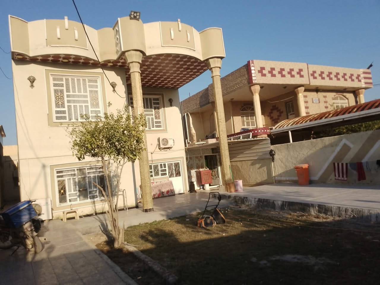 السلام عليكم بيت للبيع بشارع علي قماره عل شارع مقابيل الصيدليه مجاور استاذ رضا رويعي
ملاحضه ابيع قطعه البيت الك هديه وبي مشتمل خلفي هديه 
مساحه البيت 500 متر  المتر ب500 الف بدون عمله 
رقم الهاتف *********** اخوان ماجاوب عل تعليقات اتصال فقط
