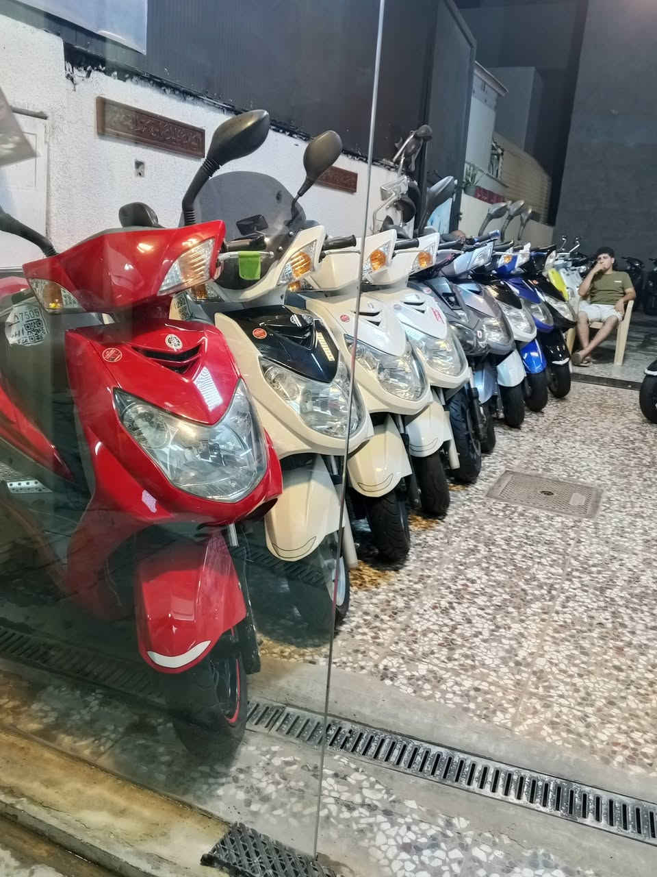 السلام عليكم متوفر لدأمعرض جوهرة بغداد لبيع الدراجات النارية جميع أنواع الدراجات النارية سكانس العنوان بغداد الكريعات القصورقرب معهد جنار رقم المعرض ***********
