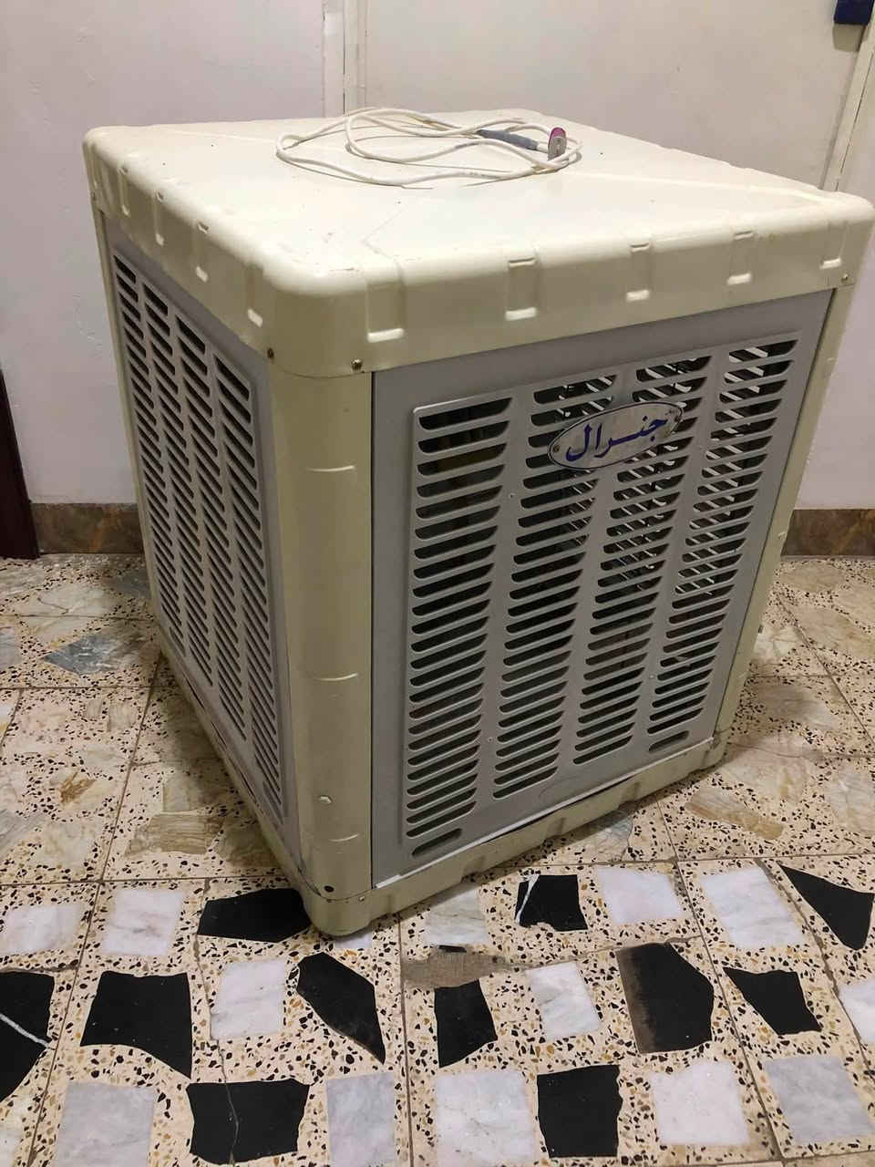 لسلام عليكم 
مبرده جنرال عدد (٢) استخدام اقل من موسم 
بيبان بلاستك والنضافه مثل ما امضح
سعر الوحده ١٠٠ الف
مامتواجد ع الفيس
رقم ***********
