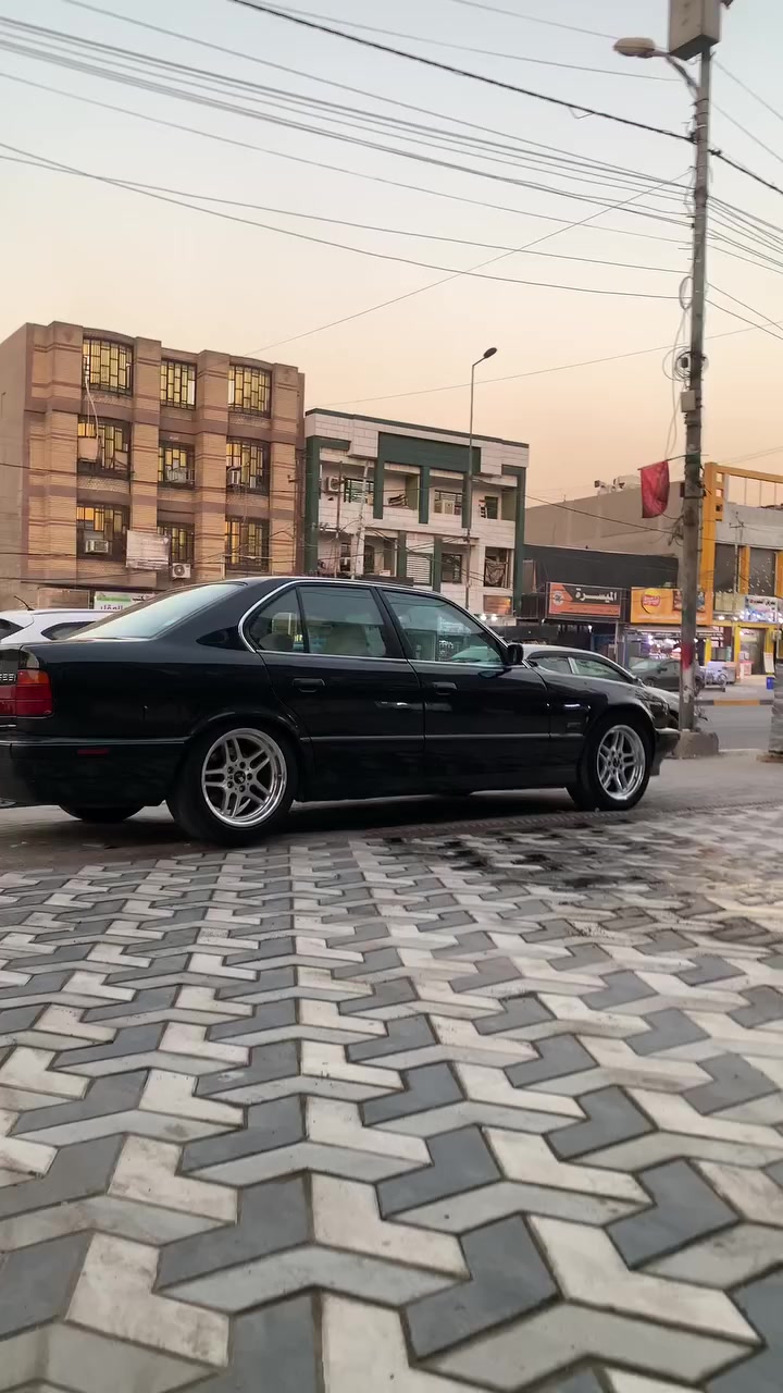 سلام عليكم بي ام  525 اصل موديل 1992 سياره شوفت عينك نقص برغي مابيه 
جام كهرباء
سنتر لوك 
فتحه 
مكينه كصه عدله بلاد 
ملاحظه الويل خليه بلاد 
***********
