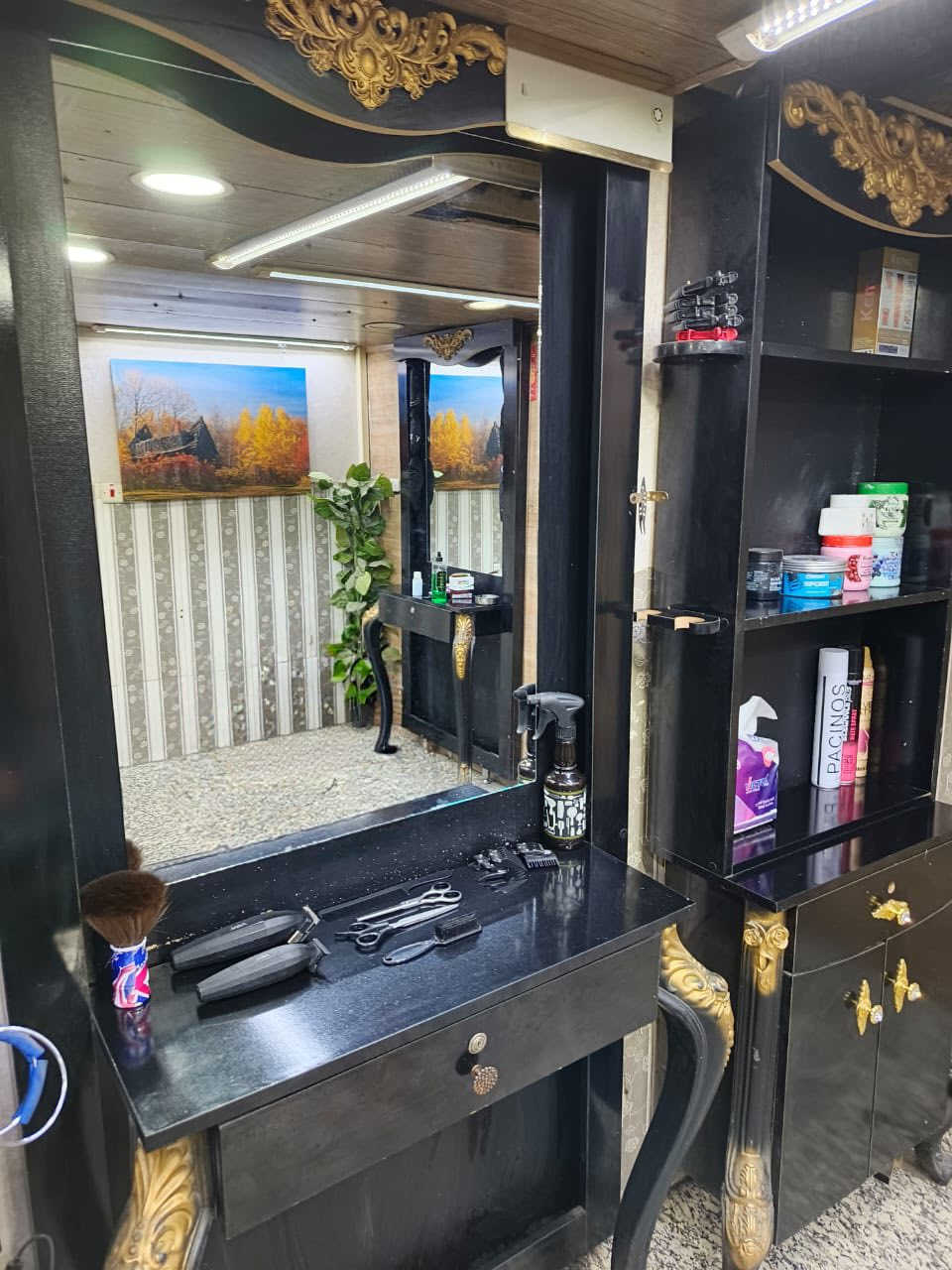 السلام عليكم
غراض حلاقة للبيع 
ميز ابو المراية عدد 4 
رفوف وسطية عدد 3 
يعني سيتين ورف 
السيت يتكون من ميزين وبنصهن رف 
المكان زيونة الغراض نضيفة  جداً
***********
السعر كلهن ب 600 وبيهن مجال للشراي
