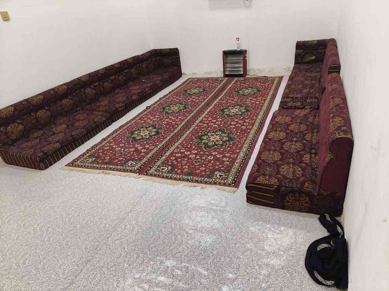 جلسه عربيه اصليه ٦قطع السعر 100تخم ملكية بي رجل وحده مكسوره 100 ثلاجه حجم صغير شرط التبريد  سعره 75 عنواني بصره ***********
