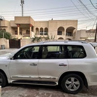 لاند كروزر 2009 بغداد /8سلندر قطعتين صبغ سيارة نضيفة مثل ما موضح السعر...