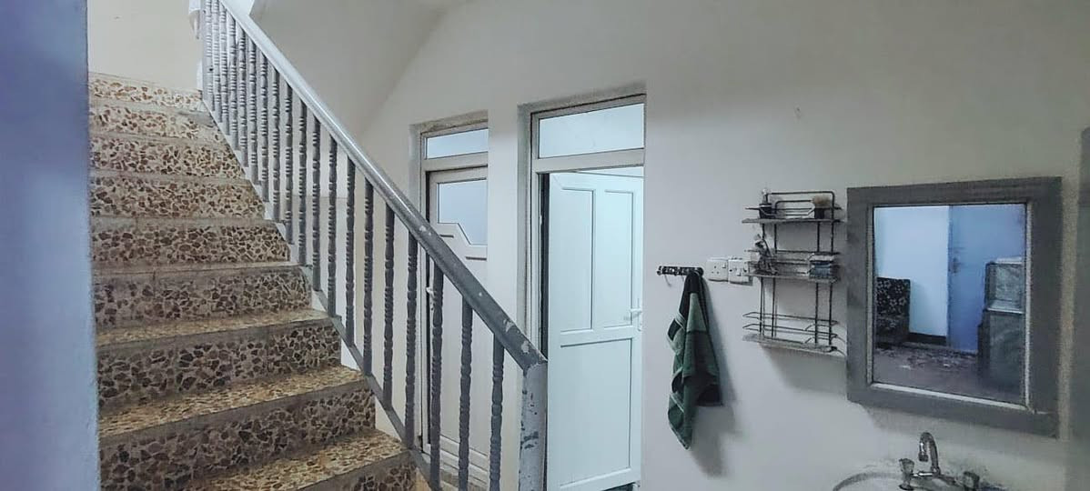 🏠 بيت للبيع – الموصل / حي السلام
🔹 المساحة: 210 متر
🔹 الموقع: حي السلام – قريب جدًا على شارع كركوك
🔹 الملكية: أرض ملك صرف (طابو الزهور)
🧱 تفاصيل البناء:
▪️ الطابق الأرضي:
غرفتين نوم
مطبخ
استقبال
هول
مشتمل
ترك عدد (2)
▪️ الطابق الثاني:
غرفة
سويت كامل
مطبخ
🚗 إضافات:
كراج يسع سيارتين
حديقة صغيرة
📌 البيت طابق ونص – تصميم عملي وموقع ممتاز
📞 للتواصل:
***********
