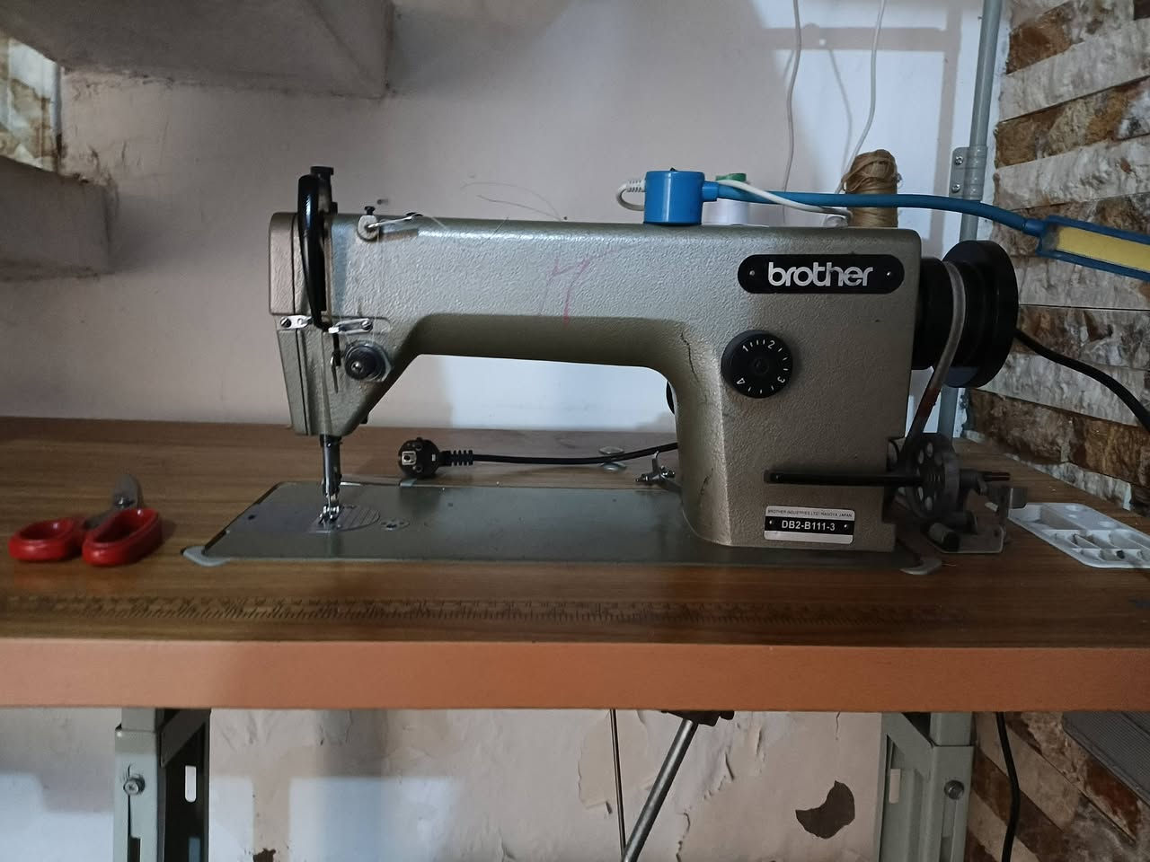 مكينة خياطة للبيع 350 الانوار ***********
