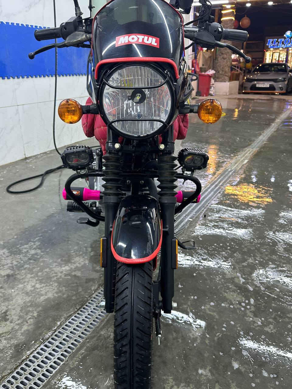 . دراجه بوكسر موديل 2025.
رقمها اربيل باسمي تحويل ثاني يوم
ماشيه 35000. 
دراجه خير من الله رزنه ب شارع. شرط شلعه ومعدل. 
كلشي ممبدل بيها بس واير كلج.
وضايفلها شغلات من يمي محليه الدراجه. 
مكاني بغداد الدوره.
رايدها ب مليونين ونص وبيها مجال حك الجيه. 
اتصال. ***********.
محتاج واريد أبيعها
