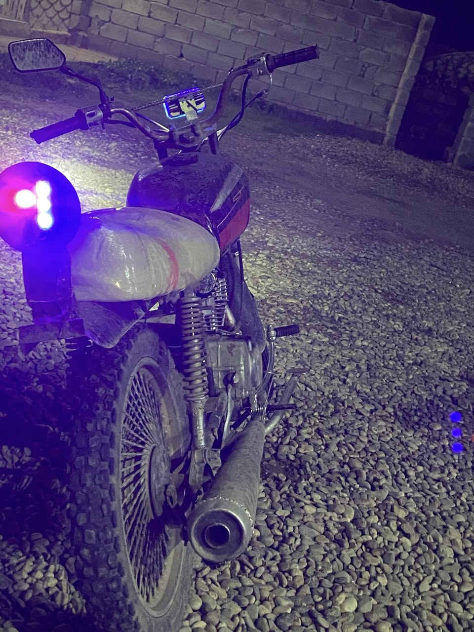 السلام عليكم ماطور للبيع نظيف كلشي ما يعوزو

كهرباىيات شغالة 

محرك نظيف 

اتشغل وتمشي شرط

العنوان جنوب الموصل قرية صف التوث 

السعر 165 وبي مجال للتواصلل الخاص او الرقم (***********)
