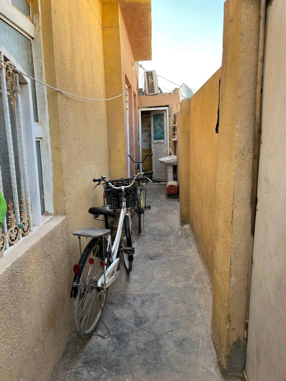 الكوفة البراكية شارع المطار القديم 
نهاية شارع علكم 
120م2 ركن  غرفتين وصالة ومطبخ واستقبال 
صحيات داخلية وخارجية 
صب اساس تسليح
